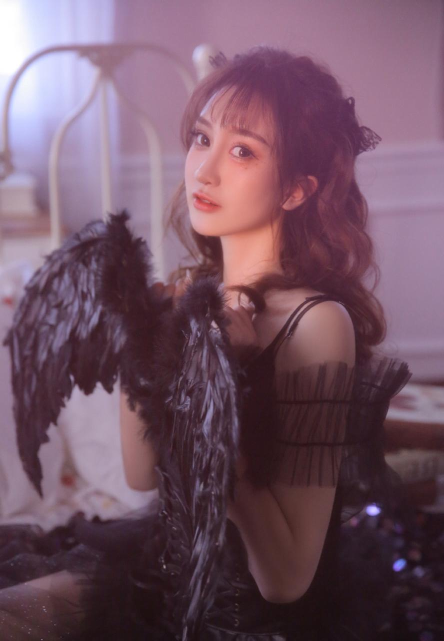 极品尤物黑色蕾丝长裙美女图片 美图 第1张