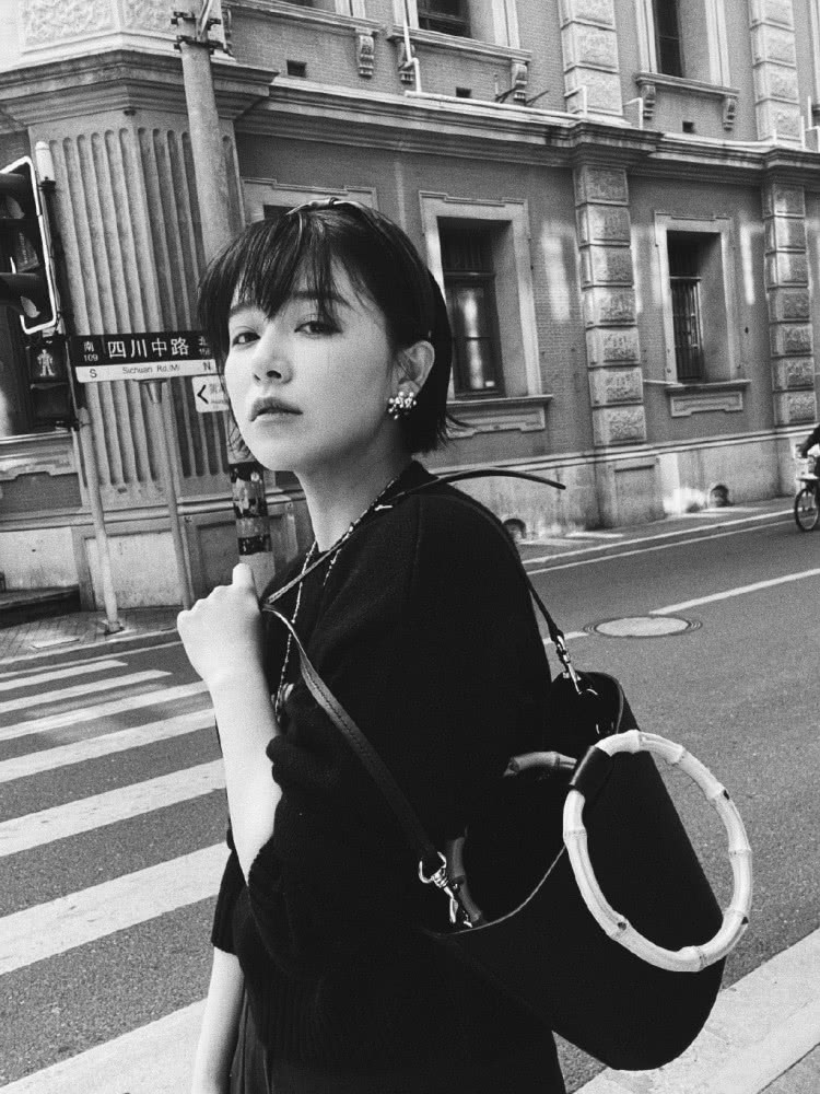 阚清子晒帅气街拍照，拖鞋暴露32岁少女心 街拍潮人 第2张