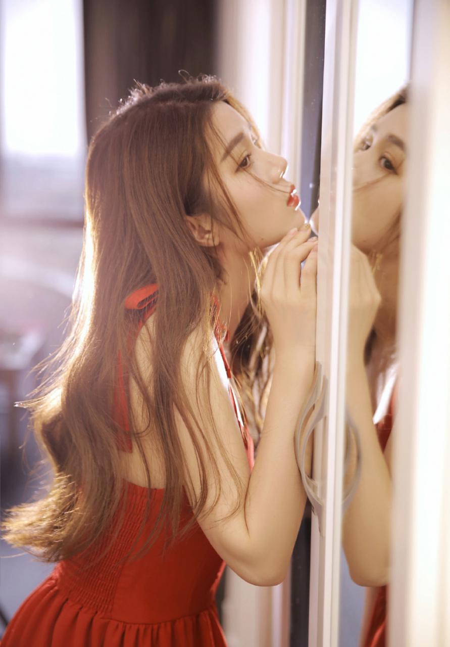 红色吊带裙妖娆美女迷人曲线性感私房写真 美女图片 第1张