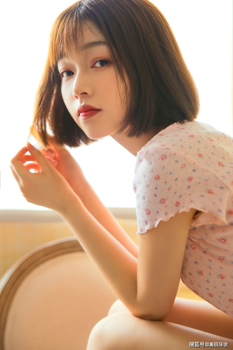 短发萌妹粉嫩室内清新养眼图片写真 美图 第1张