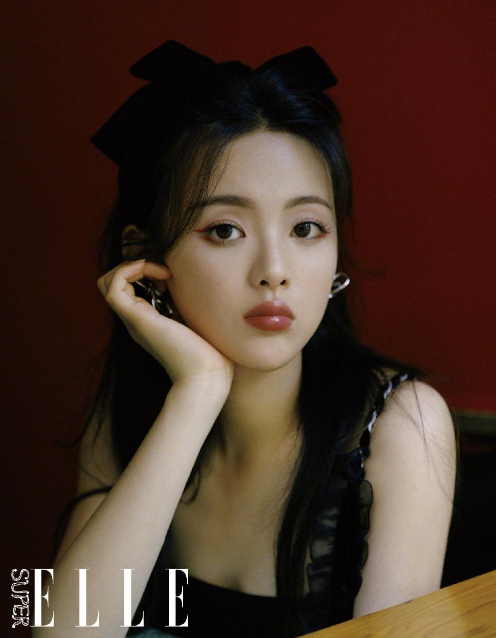 杨超越最新时尚造型 化身港风美女 时尚 第1张