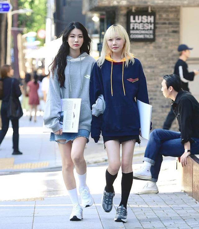 韩国女生太会穿，早秋的韩国街拍看似普通却暗藏“小心机”，这穿搭真好 街拍潮人 第2张