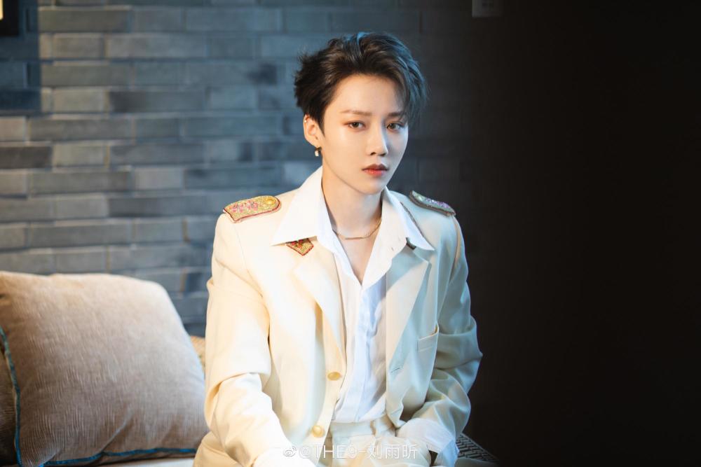 C位成团刘雨昕一身牛仔出席《我和我的家乡》首映礼，帅气十足 时尚 第3张