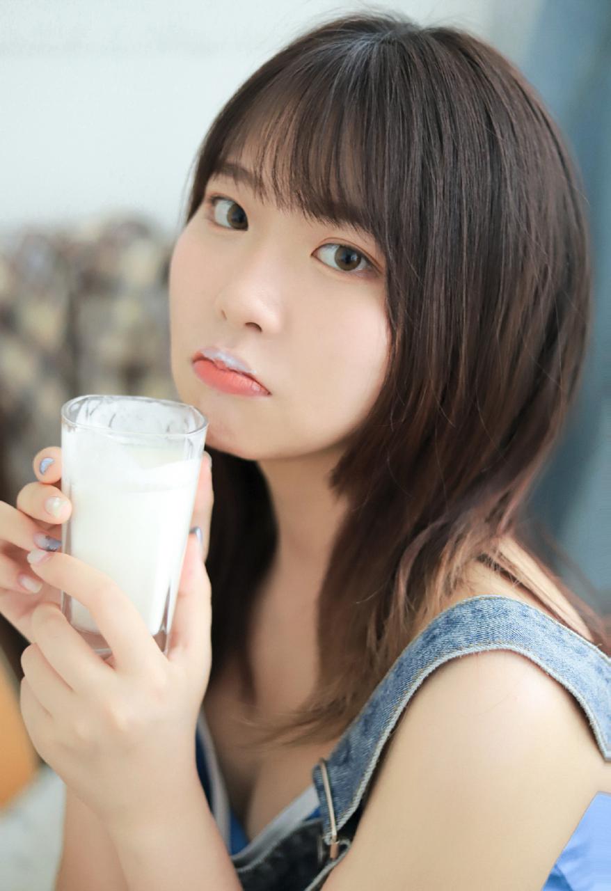 穿背心小蛮腰美女曼妙身材性感写真 美图 第1张