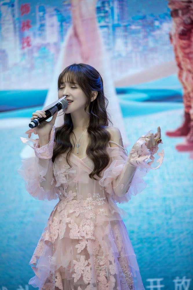 金莎发微拒绝“好兄弟”，运动造型亮相直播间，奔四仍旧少女感满满 时尚 第2张