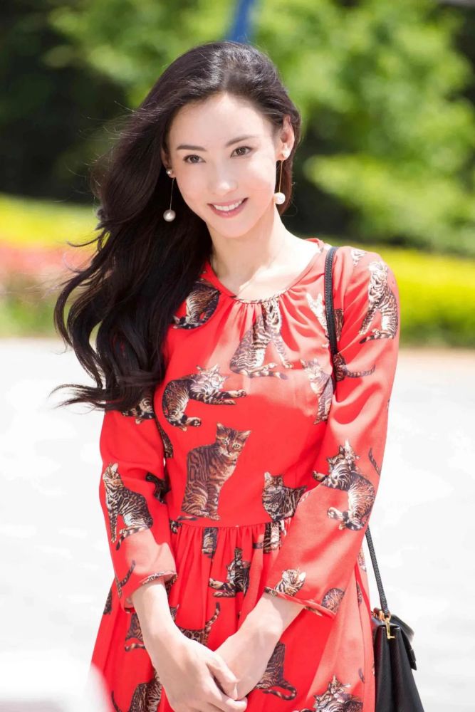 张柏芝卡通印花裙搭波浪卷发，美成28岁美少女 时尚 第3张