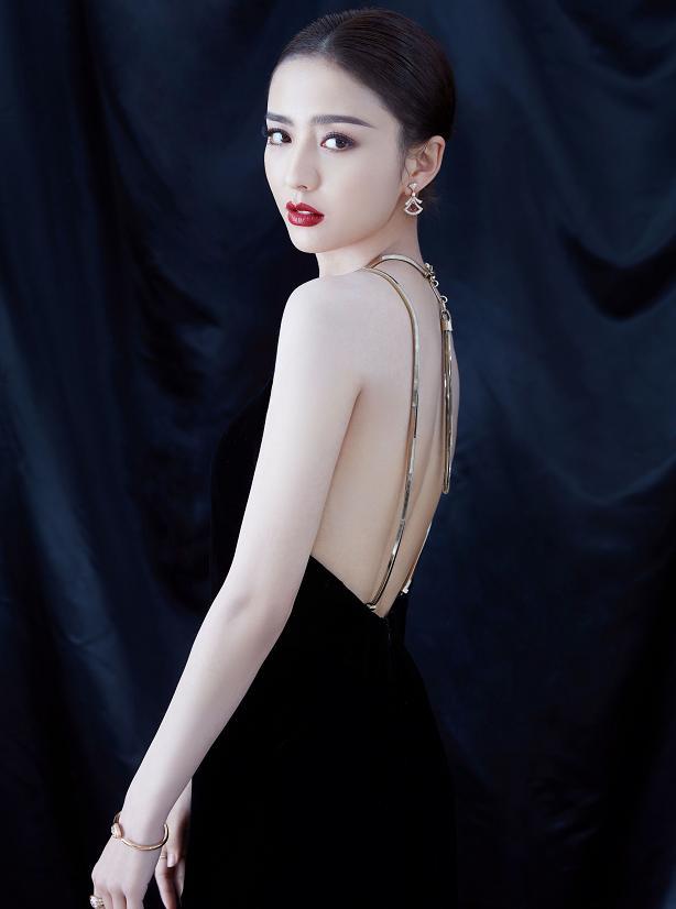 万茜撞衫佟丽娅同穿黑色露背裙，果然还是新疆美女能打 时尚 第6张