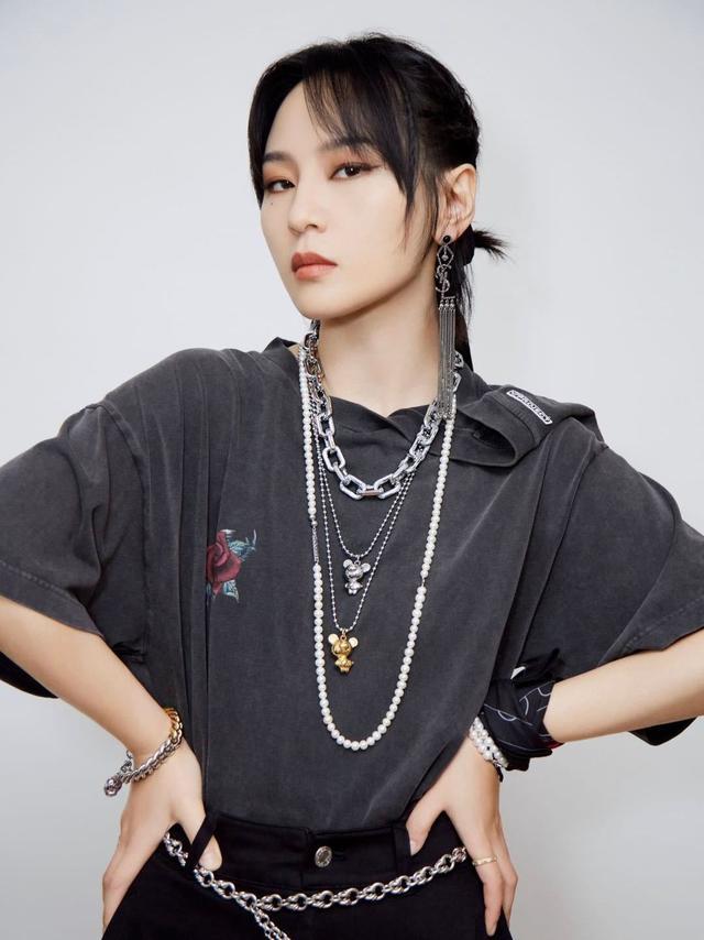 中性穿搭的周笔畅衬衣搭配不规则半裙，女人味十足 穿搭技巧 第8张