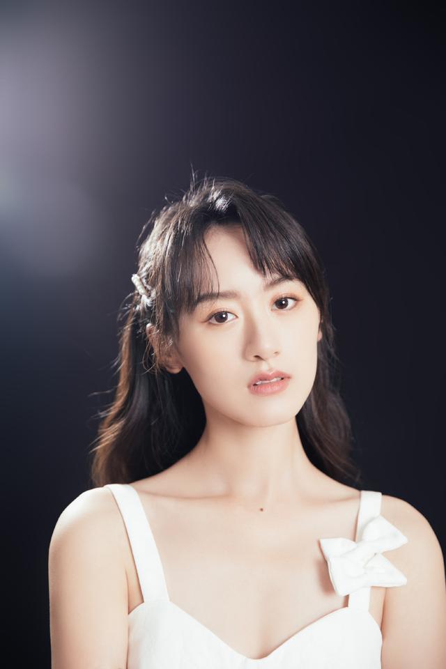 袁冰妍穿白色吊带裙，都甜到心窝里去了 时尚 第2张