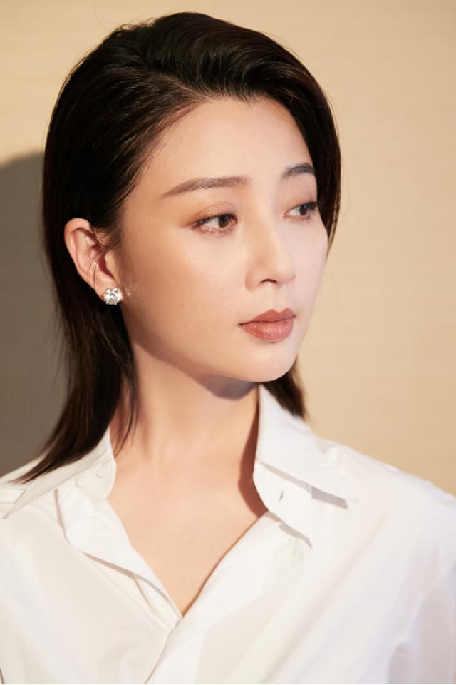 殷桃太适合穿衬衫了，袖子一挽秀纤细小臂透着一股清冷范 时尚 第1张