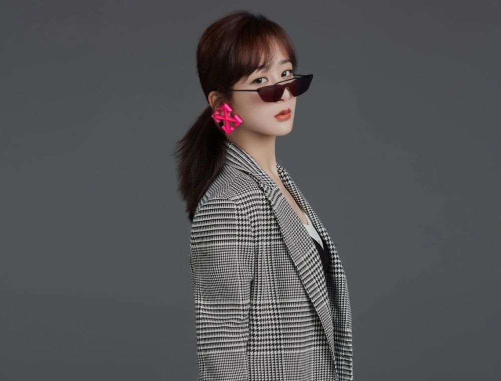 杨紫披肩发配长裙礼服，难得有了美女范儿 时尚 第2张
