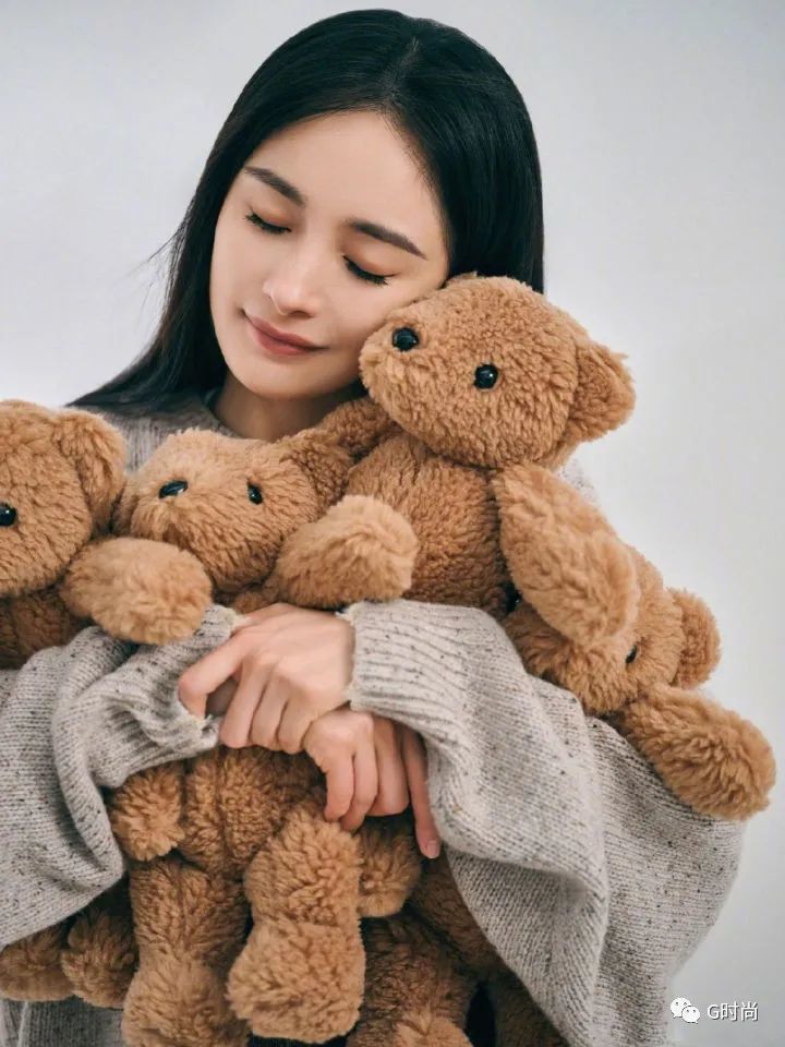 杨幂穿针织衫搭配复古牛仔裤，化身鬼马少女 明星搭配 第4张