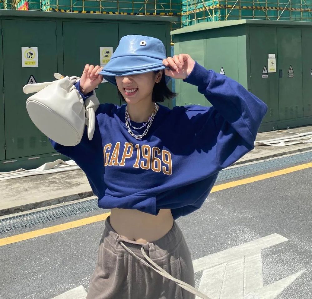 周雨彤穿超短卫衣配吊裆裤，“水蛇腰”抢镜太羡慕 明星搭配 第1张