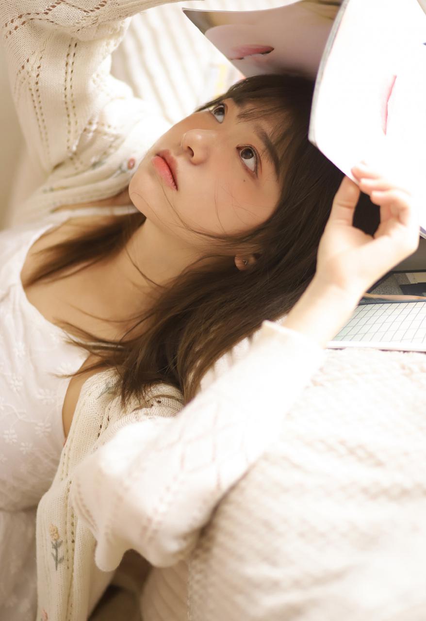 穿背心小蛮腰美女曼妙身材性感写真 美图 第1张