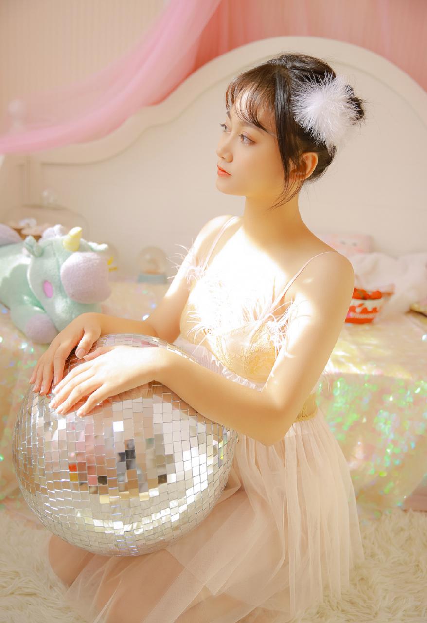 吊带裸背大胆性感美女私房写真 美图 第1张