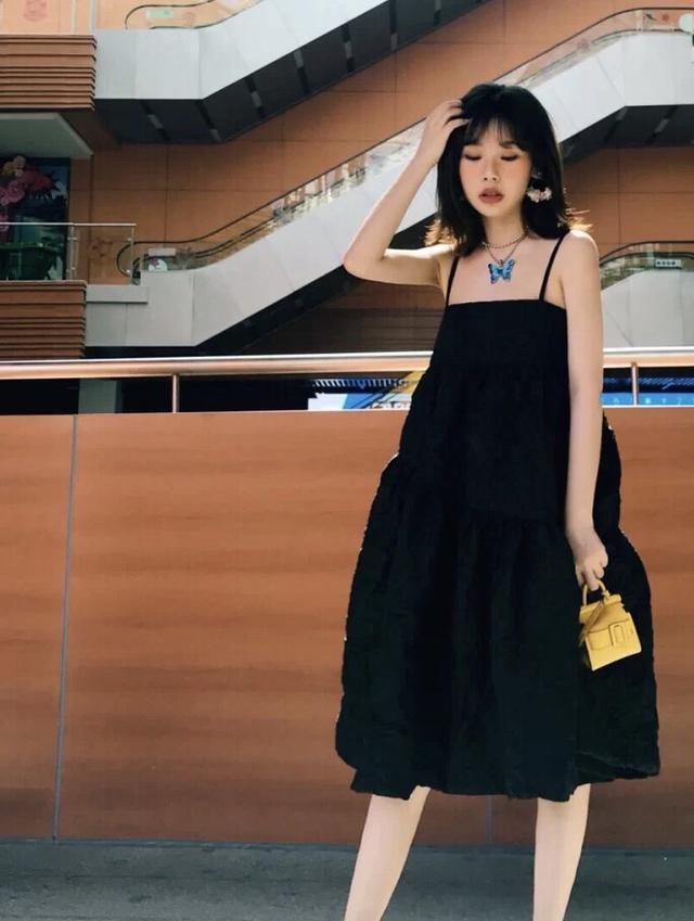 小姐姐都爱的小黑裙，趁还在夏末，快快秀出好身材 穿搭 第5张