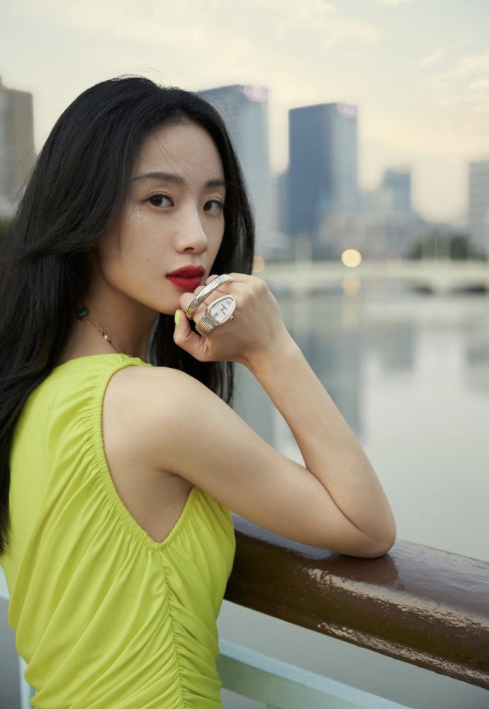 李梦一袭荧光绿收身裙，搭配马丁靴个性无敌 时尚 第1张