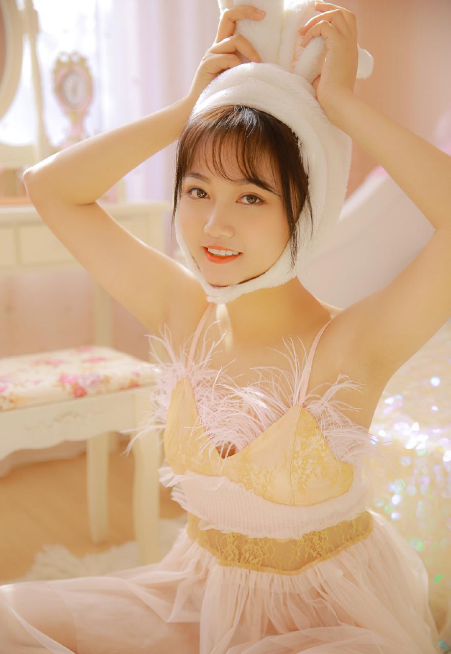 吊带裸背大胆性感美女私房写真 美图 第1张