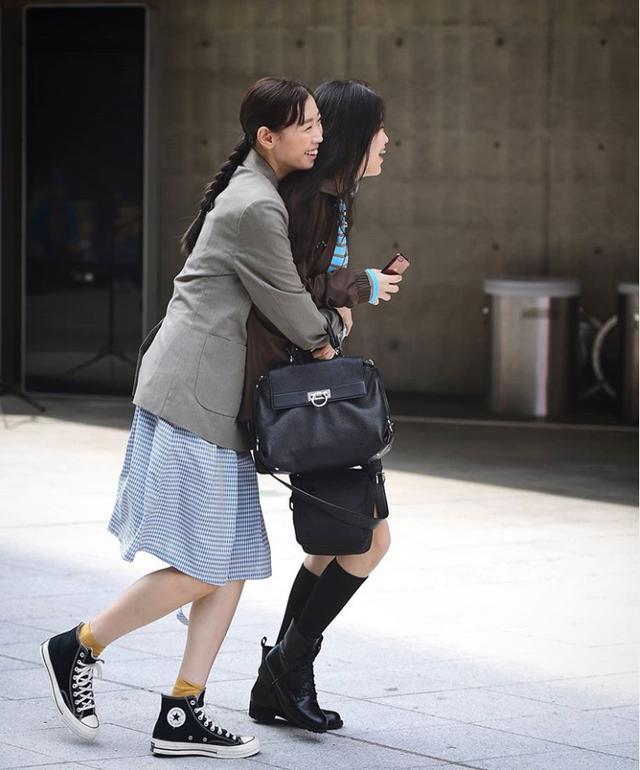 韩国女生太会穿，早秋的韩国街拍看似普通却暗藏“小心机”，这穿搭真好 街拍 第2张