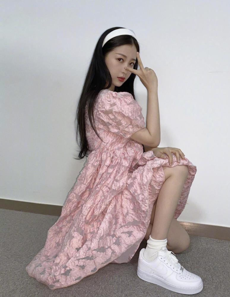 出席综艺丸子头春丽造型，虞书欣再喊话记者，要拍出造型曲线 时尚 第4张