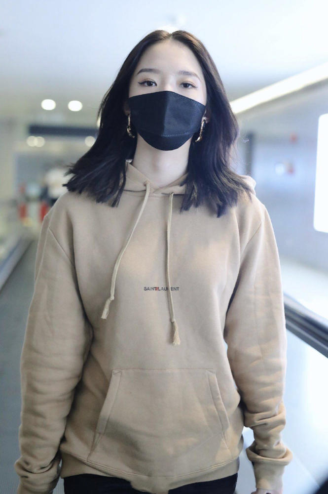 苗圃穿橙色卫衣配短裤凹造型，“上长下短”时髦又减龄 时尚 第4张