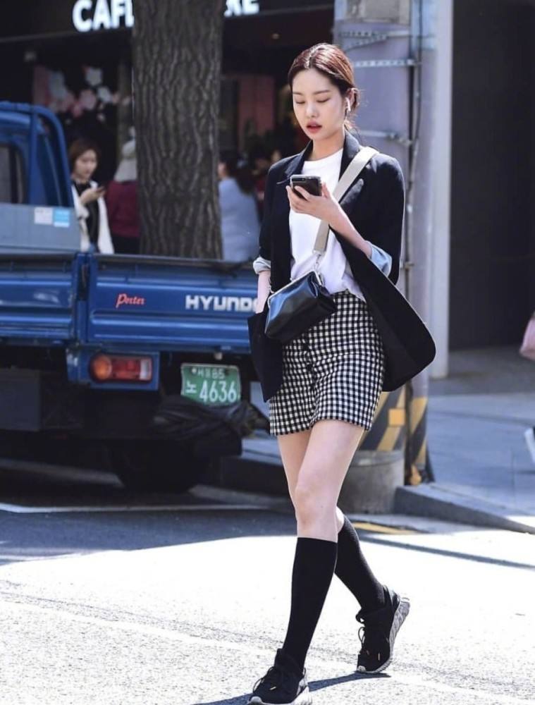 韩国首尔女生街拍，艳压国内的网红风格多变性感又撩人 街拍 第1张