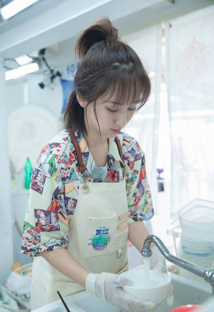 杨紫的发型太适合短发女孩儿了！青春又靓丽 健康 第1张