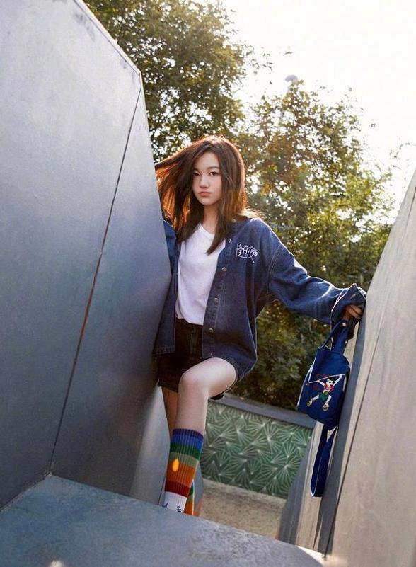 李嫣时尚大片高调秀美腿！兔唇治好后面对镜头越来越自信 时尚 第3张