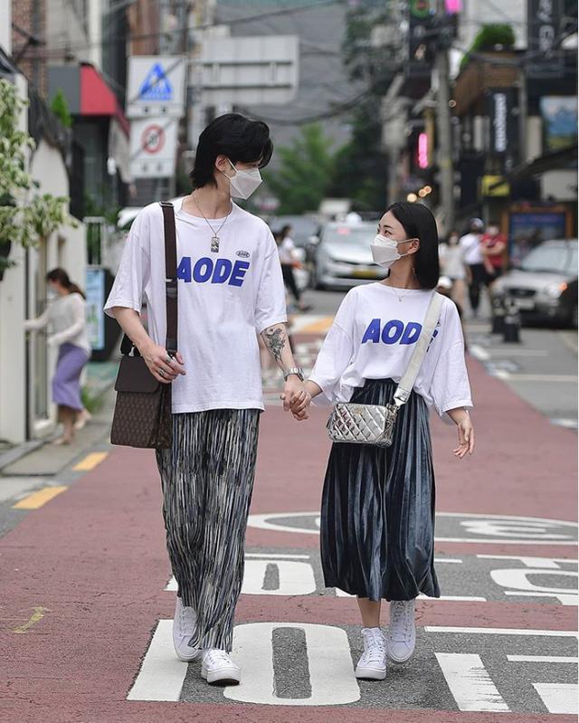 韩国女生太会穿，早秋的韩国街拍看似普通却暗藏“小心机”，这穿搭真好 街拍 第2张