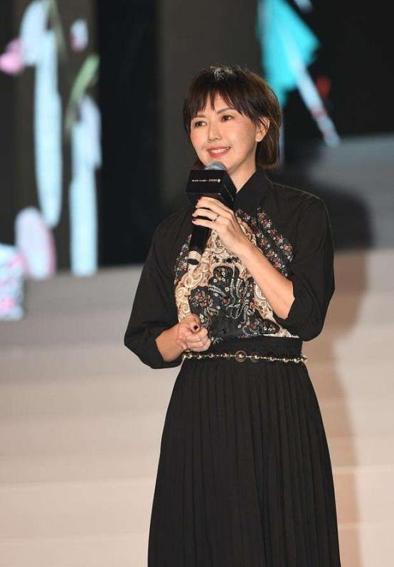 孙燕姿这条薄纱造型真挺美了，露出裸色打底衫看着真高级 时尚 第1张