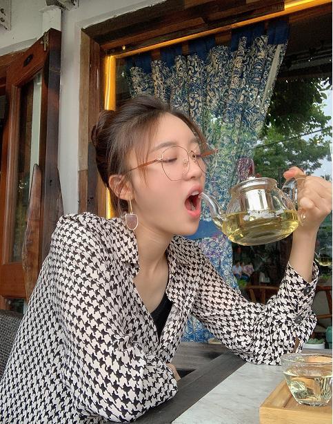 嘴上说讨厌实际却在搜同款，林有有的“茶系穿搭”究竟有何魅力？ 时尚 第1张