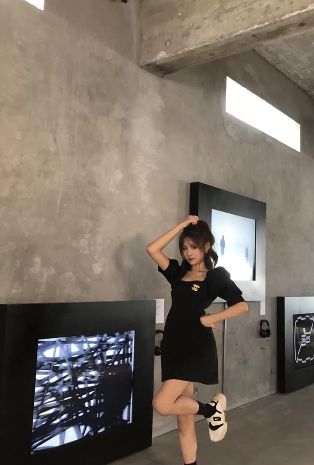 小姐姐都爱的小黑裙，趁还在夏末，快快秀出好身材 穿搭 第8张