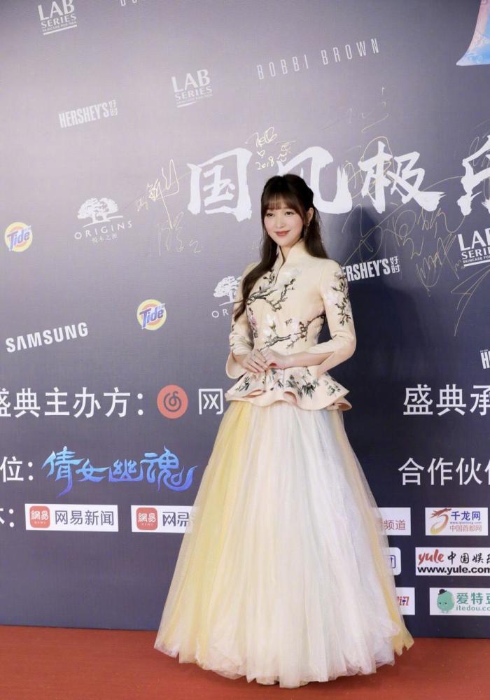 金莎发微拒绝“好兄弟”，运动造型亮相直播间，奔四仍旧少女感满满 时尚 第3张