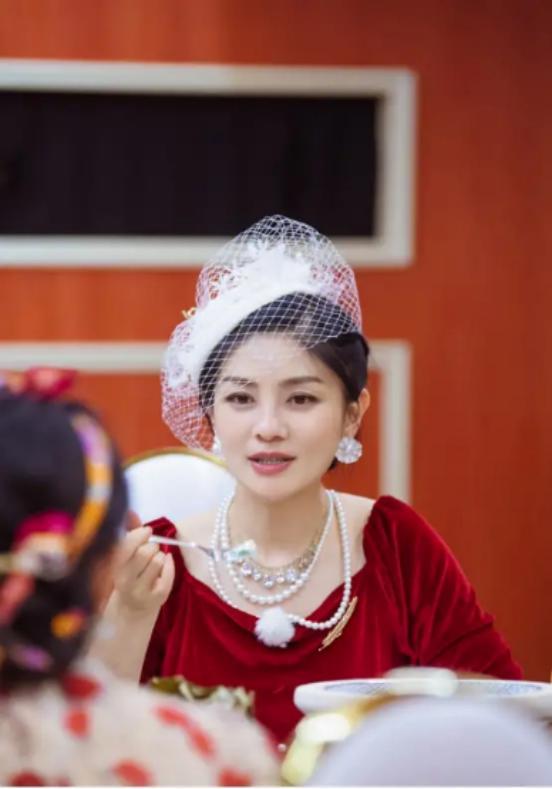 胡可打扮没苍老“妈感”，一袭红色丝绒裙优雅又贵气 时尚 第2张