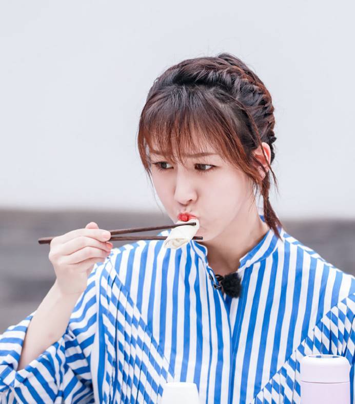 杨紫的发型太适合短发女孩儿了！青春又靓丽 健康 第3张