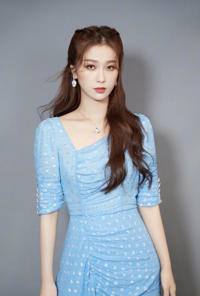 出席综艺丸子头春丽造型，虞书欣再喊话记者，要拍出造型曲线 时尚 第2张