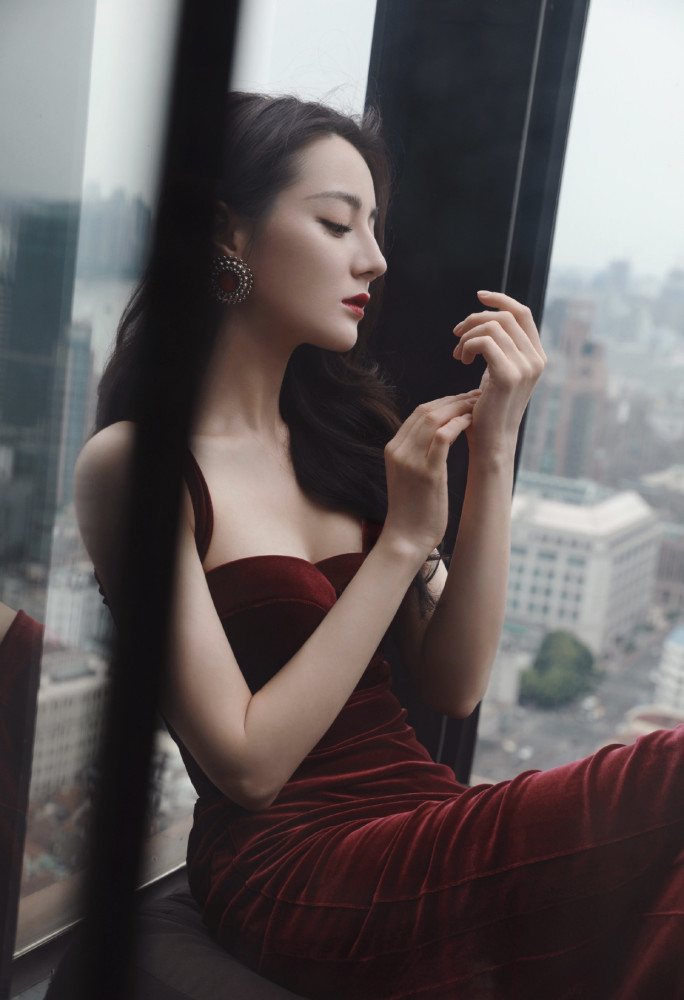 性感迪丽热巴紧身吊带裙凹出S型身材，红裙大波浪美的不可方物 时尚 第3张