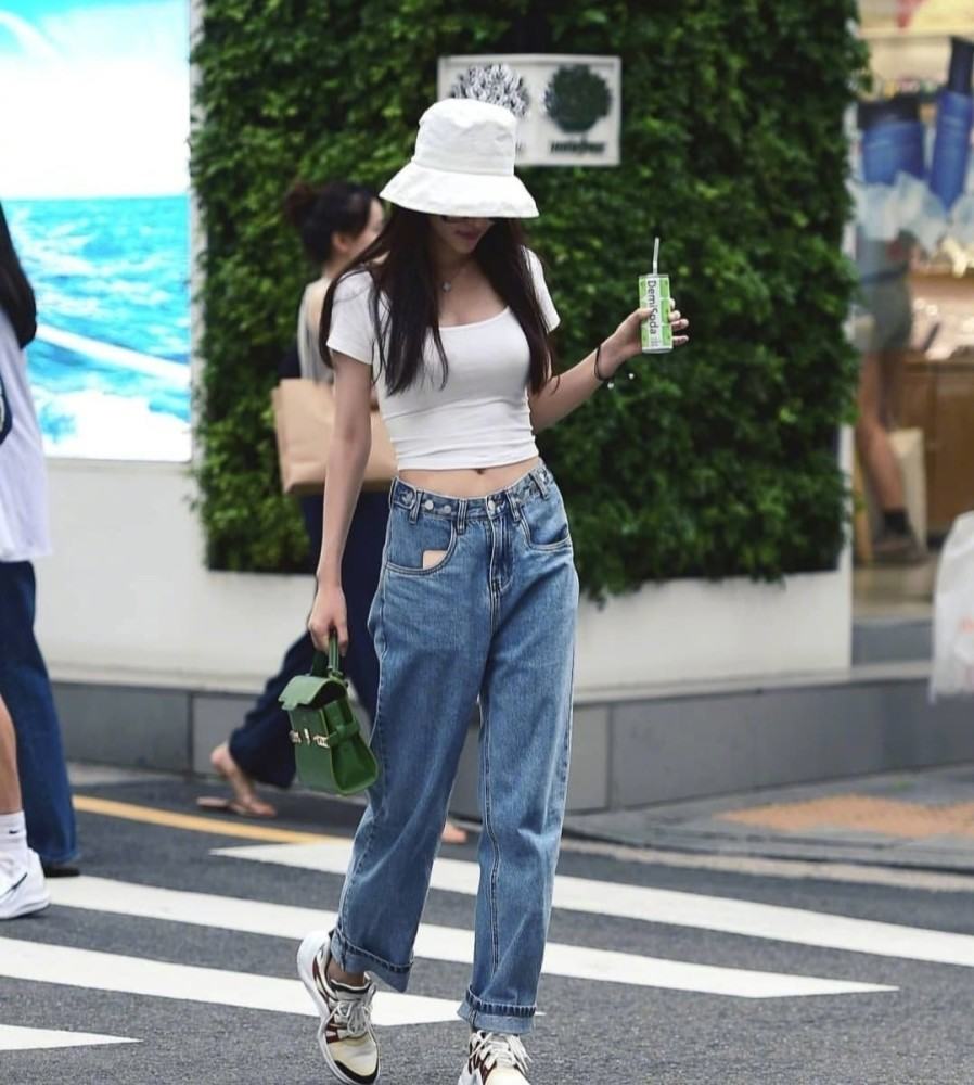 韩国首尔女生街拍，艳压国内的网红风格多变性感又撩人 街拍 第1张