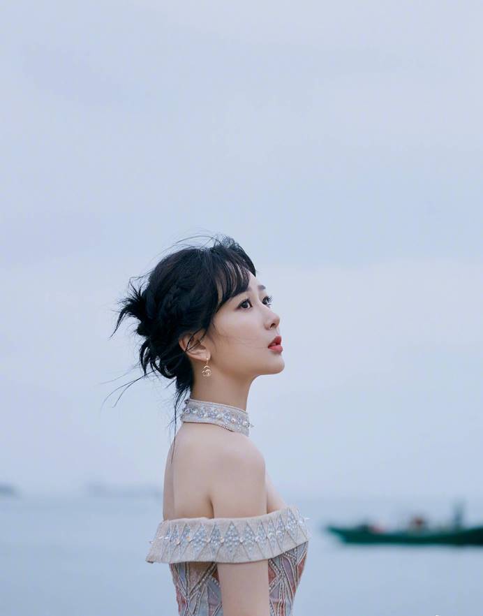 杨紫的发型太适合短发女孩儿了！青春又靓丽 健康 第4张