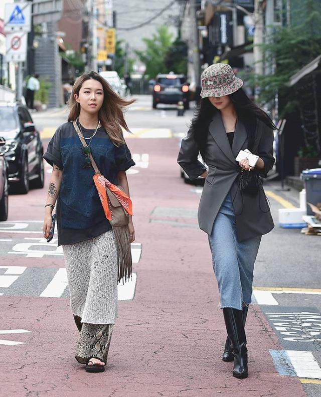 韩国女生太会穿，早秋的韩国街拍看似普通却暗藏“小心机”，这穿搭真好 街拍 第3张