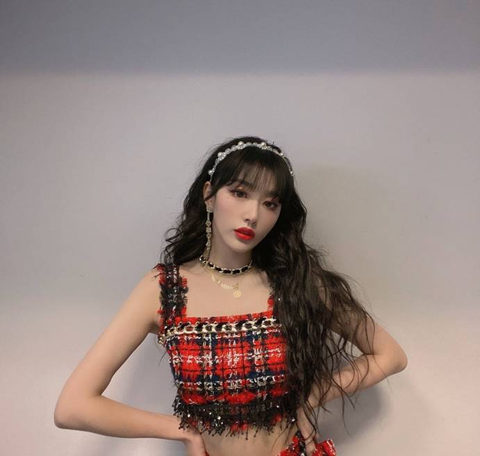 孔雪儿碎花裙配优雅大波浪，这身段真是太绝了 明星搭配 第1张