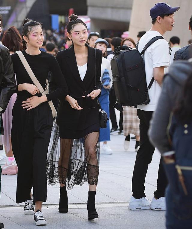 韩国女生太会穿，早秋的韩国街拍看似普通却暗藏“小心机”，这穿搭真好 街拍 第1张