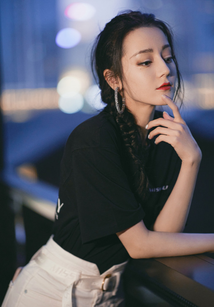 性感迪丽热巴紧身吊带裙凹出S型身材，红裙大波浪美的不可方物 时尚 第3张