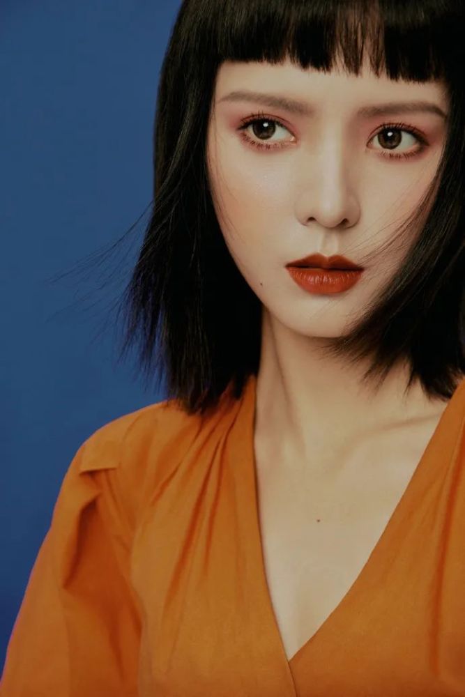 张予曦眉上刘海配学生头，一般人换上脸都要大一圈 明星搭配 第2张
