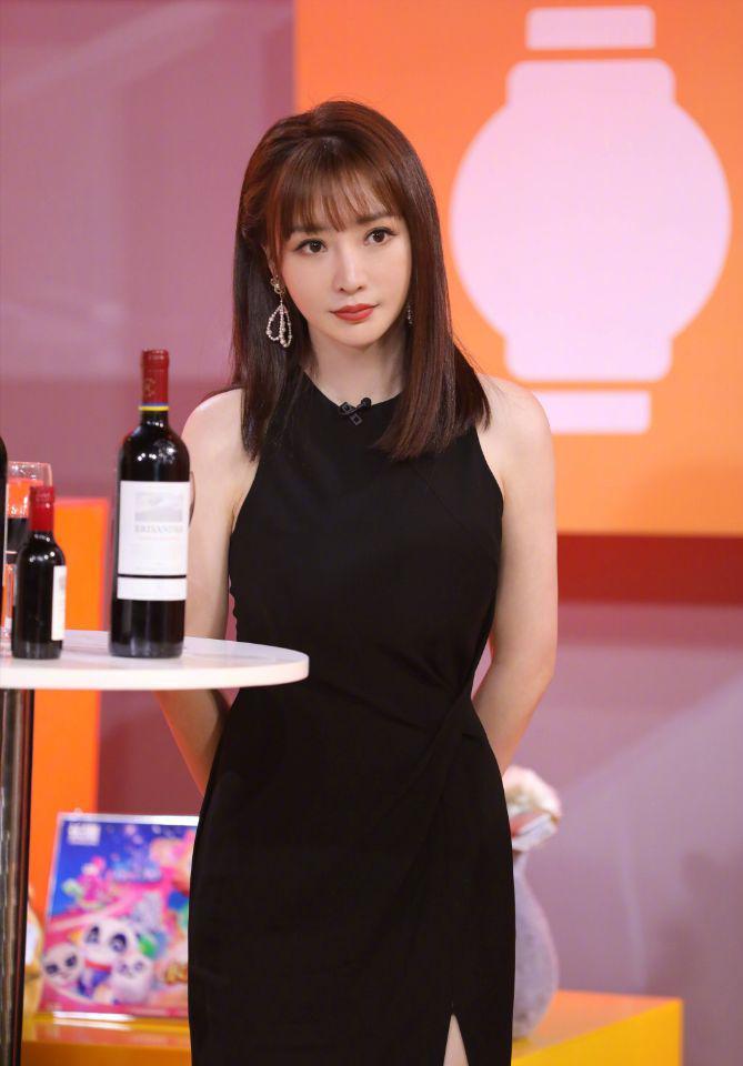 柳岩剪短发超显年轻，微卷发配白衬衣时尚减龄 时尚 第1张
