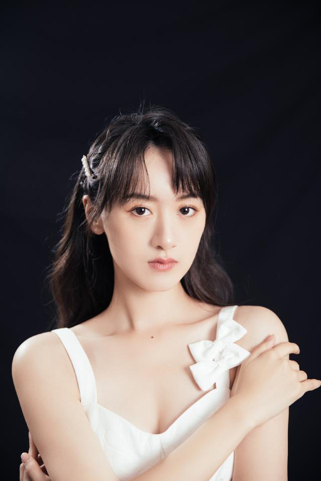 袁冰妍穿白色吊带裙，都甜到心窝里去了 时尚 第4张