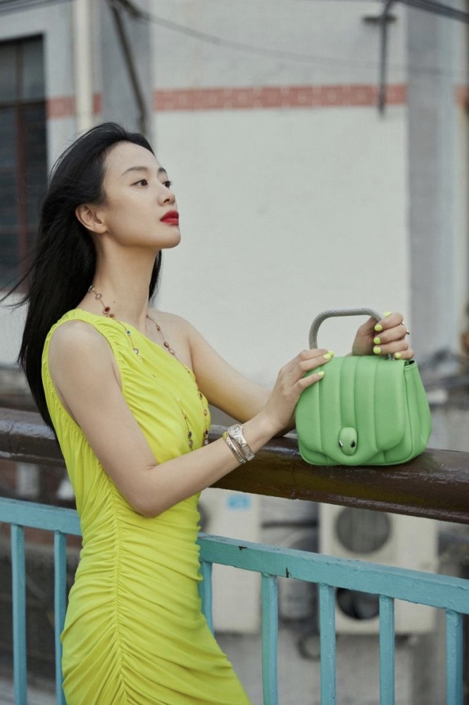 李梦一袭荧光绿收身裙，搭配马丁靴个性无敌 时尚 第1张
