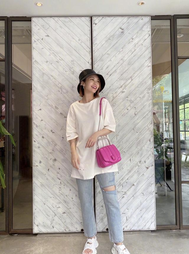 杨丞琳私服出街好惬意，白衣蓝裤超耐看，“面包”包太抢镜 时尚 第1张