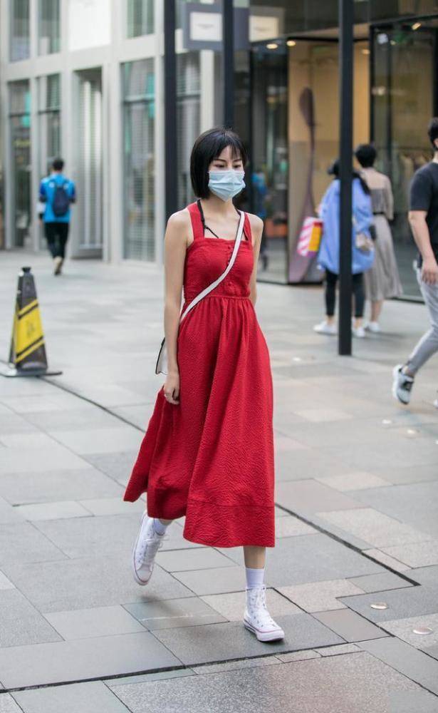 国内街拍：夏季街头流行“西瓜红”，热情时髦还吸睛 街拍 第3张