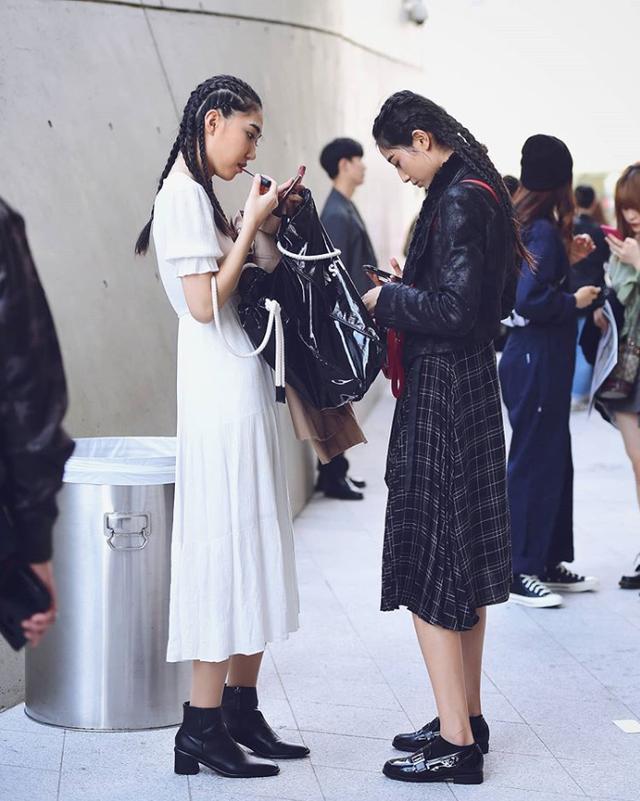 韩国女生太会穿，早秋的韩国街拍看似普通却暗藏“小心机”，这穿搭真好 街拍 第4张